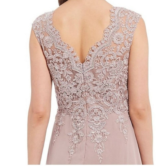 GORGEOUS GOWN - Picture 4 of 6